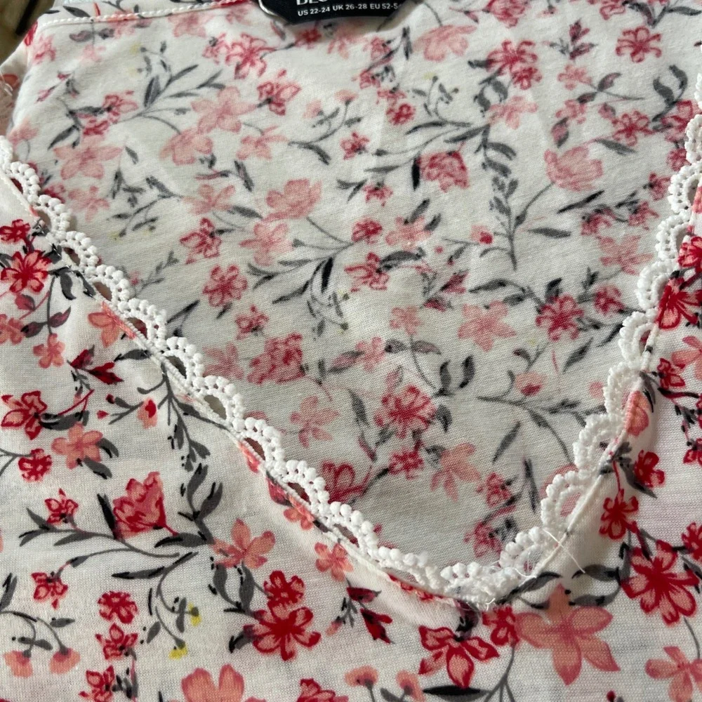 Bloomchic Woomen's 22/24 V-Neck T-Shirt with Lace Details White with Pink Floral - Picture 4 of 16